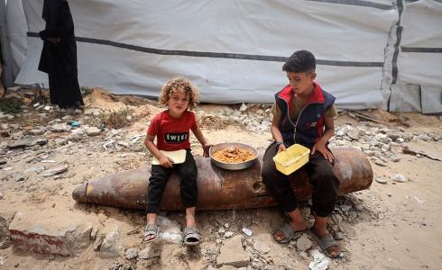 طفلان يجلسان على صاروخ غير متفجر في غزة