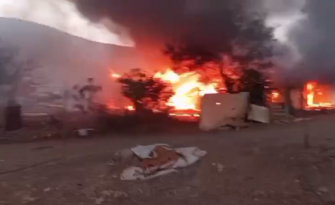 مستوطنون يضرمون النار في تجمع خلة السدرة قرب بلدة مخماس شمال القدس