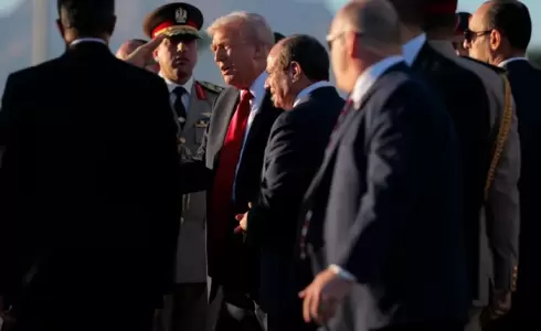السيسي خلال استقبال ترامب في مطار شرم الشيخ