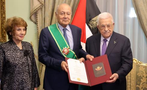 الرئيس عباس يقلد أحمد أبو الغيط الوشاح الأكبر من وسام دولة فلسطين