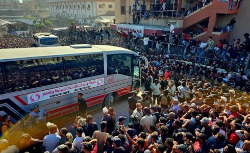 وصول الأسرى المحررين إلى مجمع ناصر الطبي في خانيونس