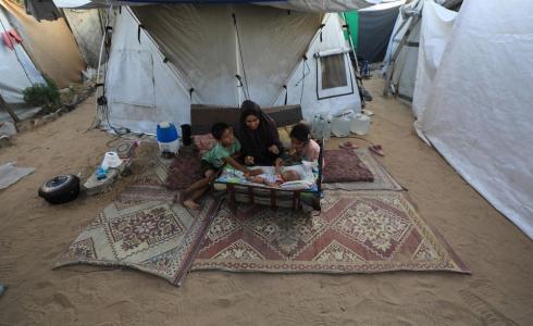 أم مع أطفالها في غزة