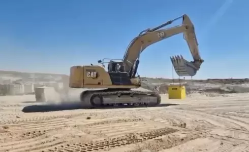 جرافات إسرائيلية تضع علامات صفراء على الارض في قطاع غزة