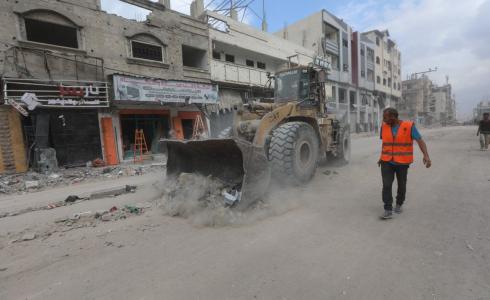 طواقم بلدية غزة تواصل أعمال فتح شارع النصر وإزالة الركام