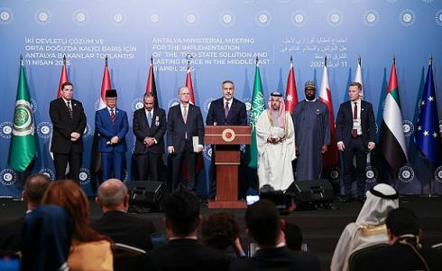 وزراء خارجية عدة دول عربية وإسلامية في اجتماع سابق في تركيا