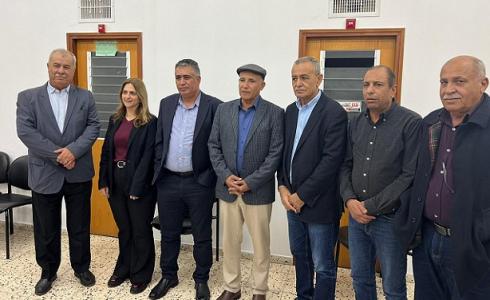 جمال زحالقة ونيفين أبو رحمون ومحمد بركة مع عدد من أصحاب حق الاقتراع
