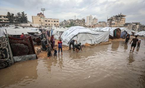 غرق خيام الدفاع المدني في غزة يحذر من تبعات منخفض جوي قادم.jpg