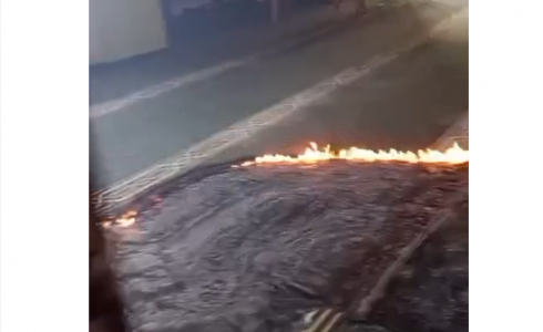 مستوطنون يحرقون مسجدا غرب سلفيت