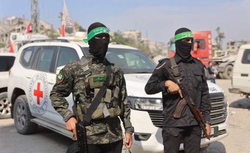 عناصر القسام برفقة طواقم الصليب الأحمر