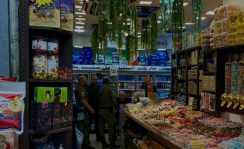 مستوطنان يعتديان على أصحاب المحال التجارية في القدس