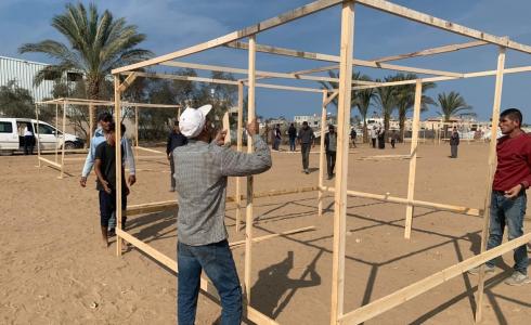 إنشاء أول مركز إيواء بخيام محلية الصنع في دير البلح