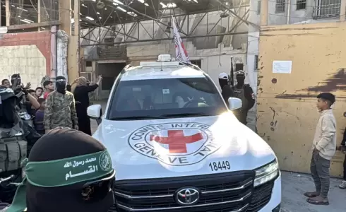 الصليب يتسلم جثامين تعود لأسرى إسرائيليين