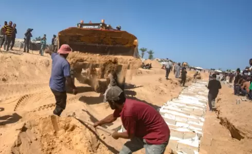 دفن جماعي لشهداء فلسطينيين من غزة - أرشيف