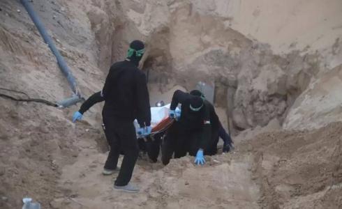 عناصر حماس تنتشل جثة أسير إسرائيلي في غزة - تعبيرية