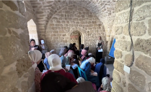 طلبة يعودون للدراسة في مدرسة الكمالية بغزة