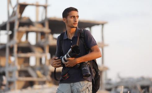 المصور عمر اشتيوي يفوز بجائزة "إيان باري" العالمية للتصوير الصحفي لعام 2025