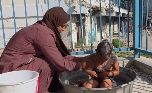 صابرين أبو عاصي مع طفلها