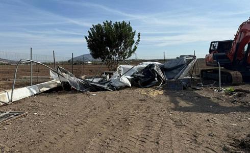 هدم منشأة زراعية في إكسال