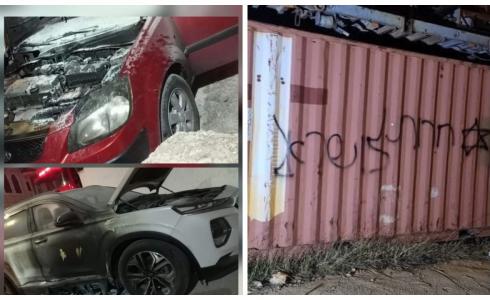 مستوطنون يحرقون مركبتين ويخطون شعارات عنصرية شرق رام الله