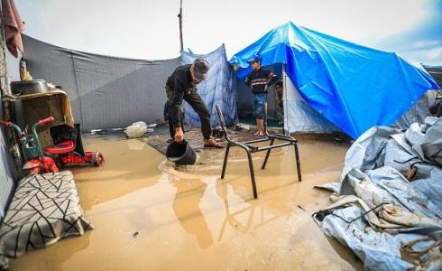 تأثير المنخفض الجوي على خيام النازحين في غزة - تعبيرية