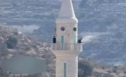 منشورات إسرائيلية تُطالب بخفض صوت الأذان جنوب قلقيلية