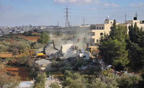 قوات الاحتلال تهدم منزلا في قرية قلنديا