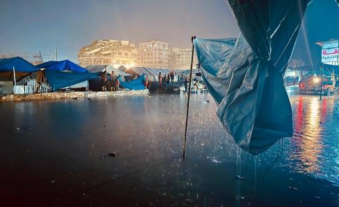 غرق خيام النازحين في غزة جراء الأمطار