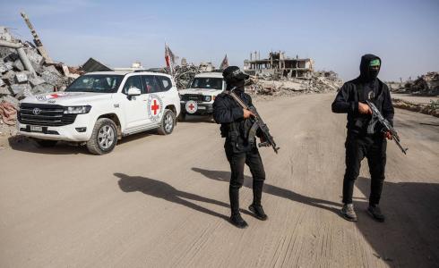 عناصر القسام برفقة طواقم الصليب الأحمر