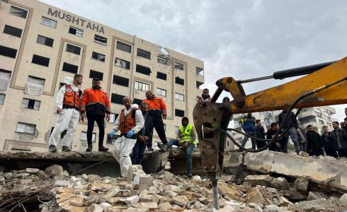 غزة - الدفاع المدني ينقذ 5 أشخاص من تحت أنقاض منزل منهار في الشيخ رضوان