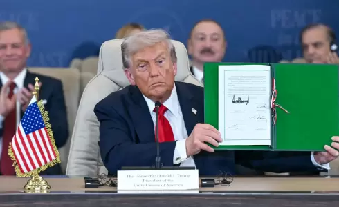 ترامب خلال توقيعة على خطة السلام في غزة