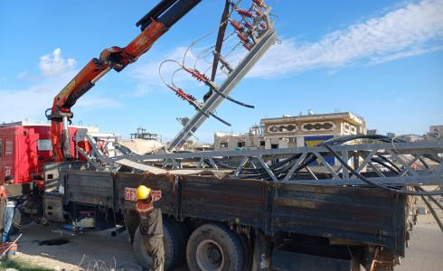 كهرباء غزة تُزيل مخلفات شبكاتها المدمرة