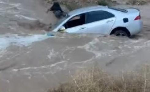 الخليل- سيول غير مسبوقة تفرّق شاباً عن مركبته بالرماضين