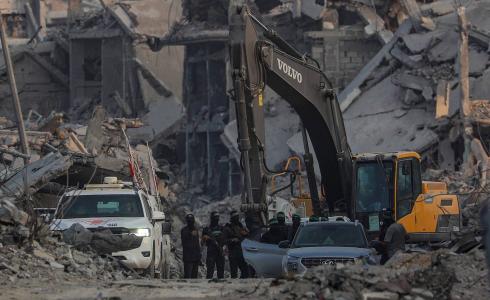 عناصر القسام برفقة الصليب الأحمر للبحث عن جثة آخر أسير إسرائيلي