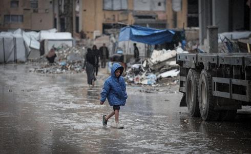 أطفال بين مياه الفياضانات في غزة