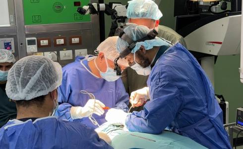 صحة غزة تُعلن نجاح عملية استئصال ورم دماغي لمريض سبعيني