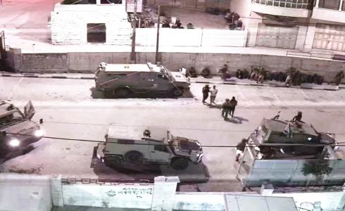 الاحتلال يعتقل مواطنين ويحتجز العشرات ويداهم منازل في الخليل
