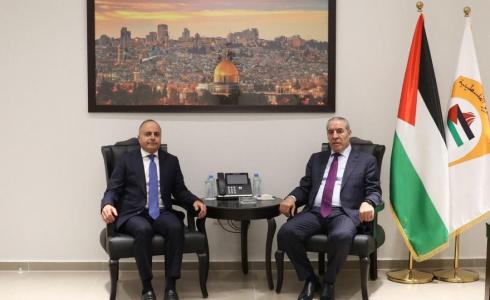 حسين الشيخ يستقبل السفير المصري لبحث التنسيق المشترك وإغاثة قطاع غزة