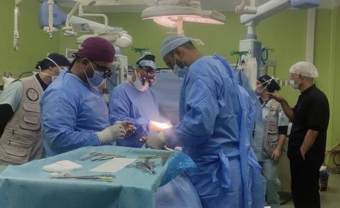 أطباء يجرون عملية جراحية في غزة - أرشيف
