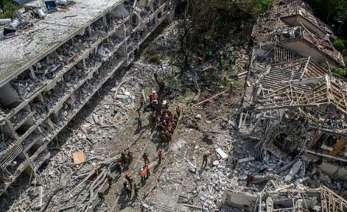 قوات إسرائيلية في موقع دمار مبانٍ بتل أبيب جراء هجوم صاروخي إيراني