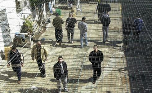 الأسرى في السجون