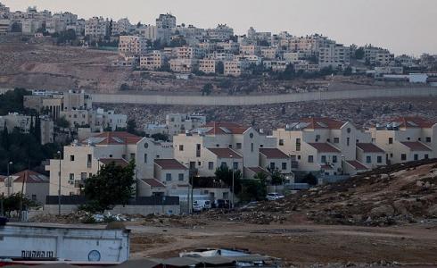 مستوطنة "نافيه يعقوب" وضاحية الرام في القدس المحتلة (Getty Images)