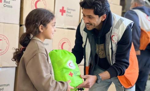 توزيع طرود نظافة ومستلزمات إيواء لنازحين بقطاع غزة