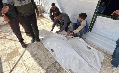 صور || وصول الشهيد أسامة أحمد عبد العزيز النجار (46 عامًا) إثر قصف من مسيرة إسرائيلية في منطقة قيزان النجار