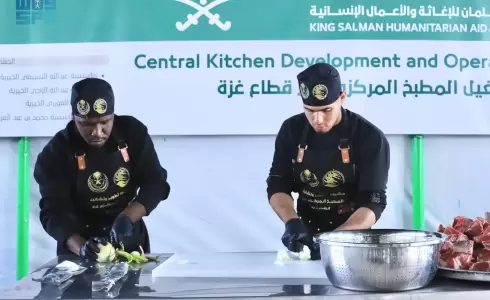 غزة: تدشين مطبخ مركزي لإنتاج 24 ألف وجبة يومياً بدعم سعودي