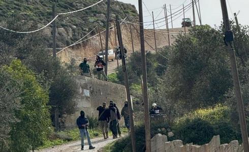 مستعمرون خلال هجومهم على قرية تلفيت جنوب نابلس