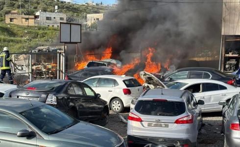 مستوطنون يحرقون مشطبا للمركبات في دير شرف