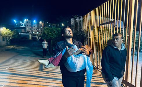 3 شهداء وجرحى بانهيار سور كلية الرباط على خيام نازحين بخانيونس