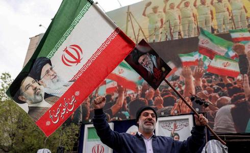 إيرانيون يرفعون علم بلادهم - تعبيرية