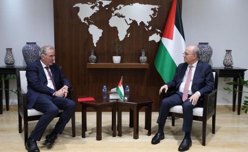 محمد مصطفى مع الممثل الأوروبي الخاص لعملية السلام في الشرق الأوسط كريستوف بيجو