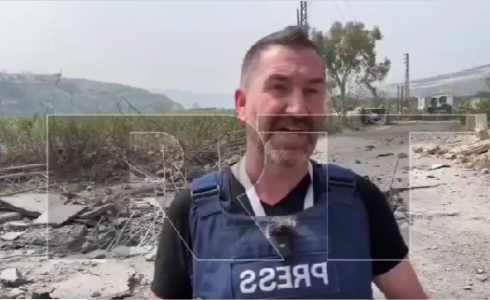 لحظة سقوط صاروخ إسرائيلي بجانب صحفييْن جنوب لبنان